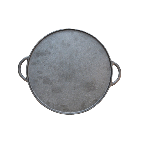 Gietijzeren pizzabakplaat op drie poten