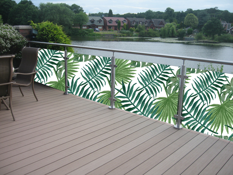 Glazen balkon met balkonsticker op maat in jungle-bladerenprint voor privacy zonder boren